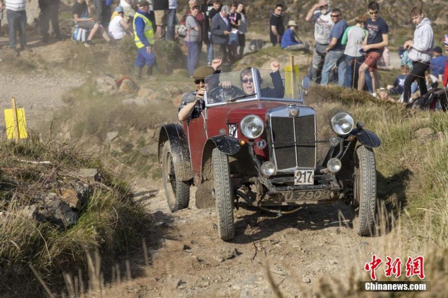 An antique car competes in the 97th Land\'s End Trial in Cornwall, England, April 19, 2019. Organized by the Motor Cycling Club, the oldest club of its kind in Britain, the original idea of the competition was to enable motorcyclists to test their endurance skills. (Photo/IC)