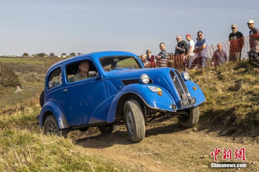 An antique car competes in the 97th Land\'s End Trial in Cornwall, England, April 19, 2019. Organized by the Motor Cycling Club, the oldest club of its kind in Britain, the original idea of the competition was to enable motorcyclists to test their endurance skills. (Photo/IC)