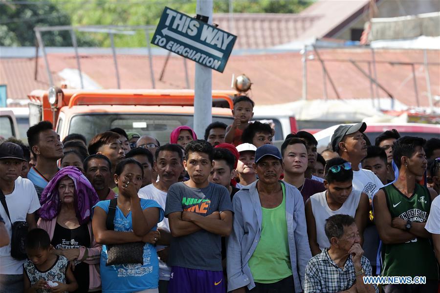 Locals wait for rescuers to find survivors in Pampanga Province, the Philippines, April 23, 2019. The death toll from the 6.1-magnitude earthquake that struck the Philippines\' main Luzon Island rose to nine, local officials said on Tuesday. (Xinhua/Rouelle Umali)