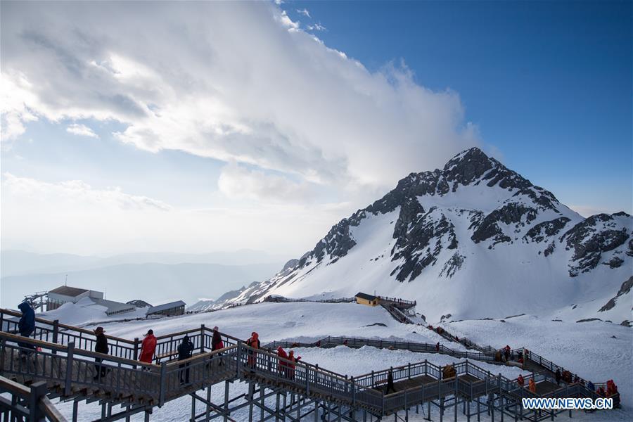 Tourists visit the Yulong Snow Mountain in Lijiang City, southwest China\'s Yunnan Province, April 21, 2019. (Xinhua/Hu Chao