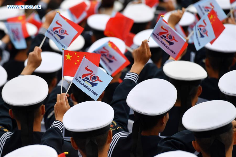 A joint military music display is held to celebrate the People\'s Liberation Army Navy\'s 70th founding anniversary in Qingdao, east China\'s Shandong Province, April 22, 2019. The military bands from the navies of China, Thailand, Vietnam, Bangladesh and India performed at the event. Over 1,200 people, including officers and soldiers of navy vessels from home and abroad and Qingdao citizens, viewed the performance. (Xinhua/Zhu Zheng)