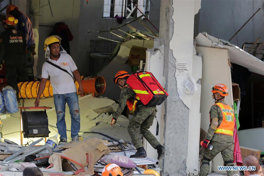 Rescuers search for victims at a collapsed building in Pampanga Province, the Philippines, April 23, 2019. The death toll from the 6.1-magnitude earthquake that struck the Philippines\' main Luzon Island rose to nine, local officials said on Tuesday. (Xinhua/Rouelle Umali)
