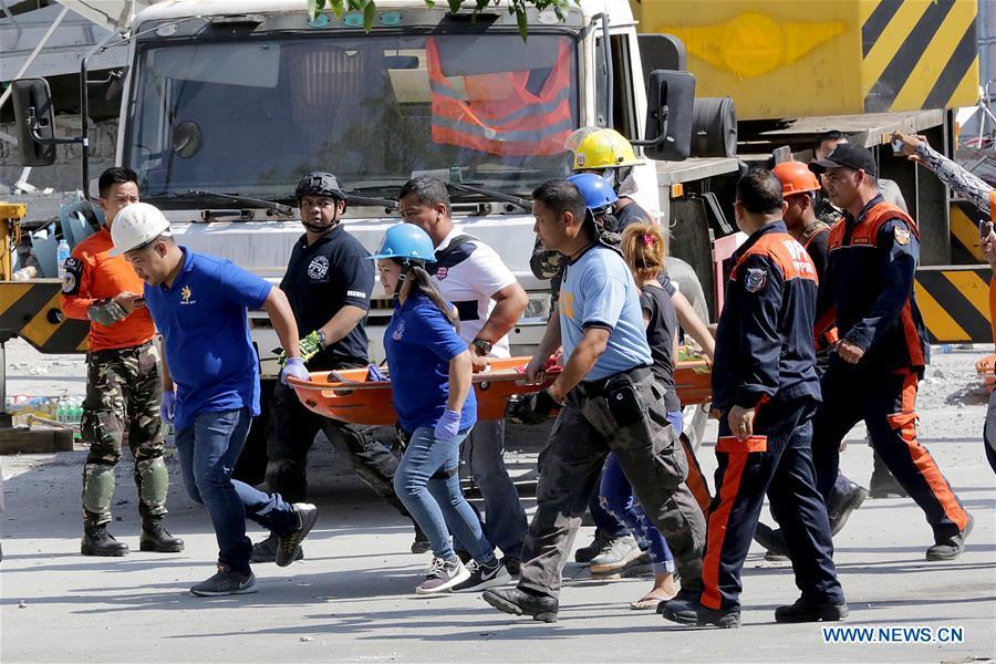 Rescuers carry a survivor in Pampanga Province, the Philippines, April 23, 2019. The death toll from the 6.1-magnitude earthquake that struck the Philippines\' main Luzon Island rose to nine, local officials said on Tuesday. (Xinhua/Rouelle Umali)