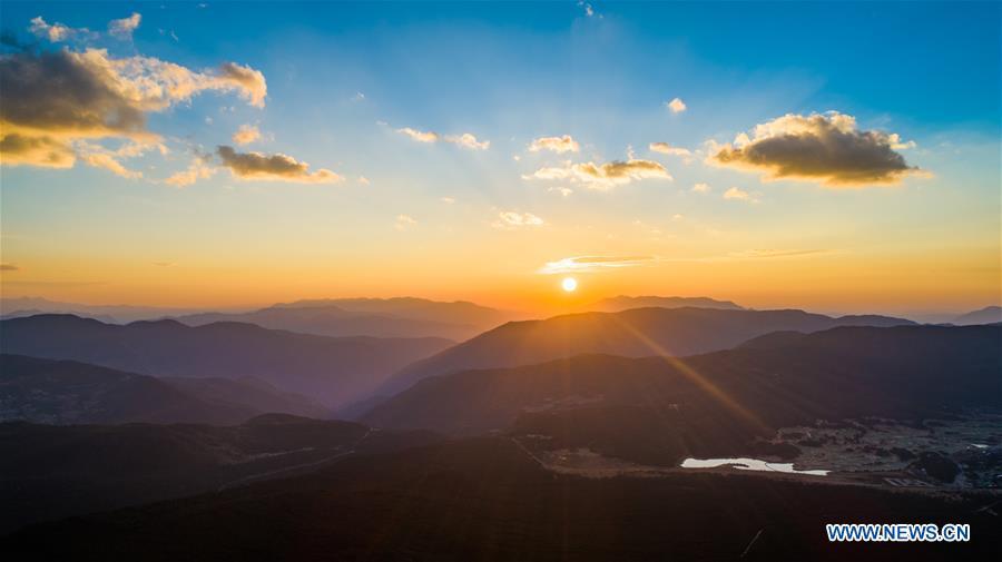 Aerial photo taken on April 21, 2019 shows the sunrise scenery on the Yulong Snow Mountain in Lijiang City, southwest China\'s Yunnan Province. (Xinhua/Hu Chao)