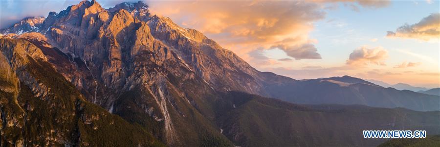 Aerial photo taken on April 21, 2019 shows the sunrise scenery on the Yulong Snow Mountain in Lijiang City, southwest China\'s Yunnan Province. (Xinhua/Hu Chao)