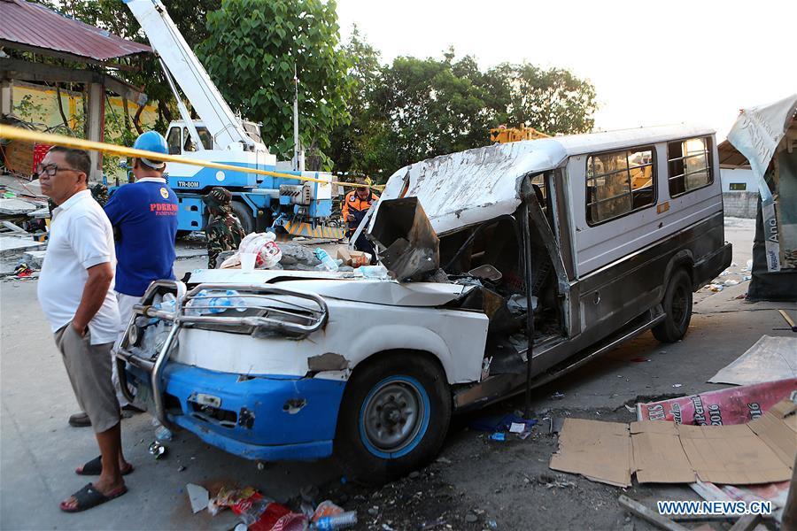 A damaged van is seen in Pampanga Province, the Philippines, April 23, 2019. The death toll from the 6.1-magnitude earthquake that struck the Philippines\' main Luzon Island rose to nine, local officials said on Tuesday. (Xinhua/Rouelle Umali)