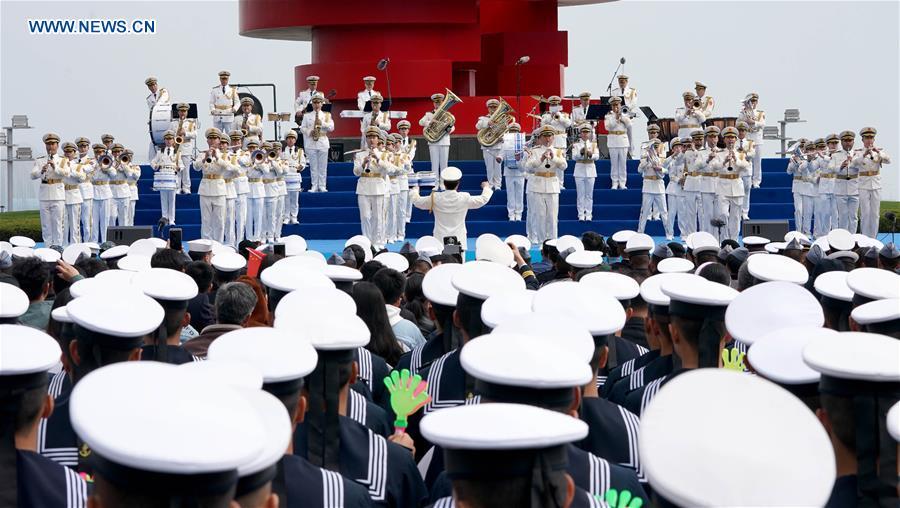A joint military music display is held to celebrate the People\'s Liberation Army Navy\'s 70th founding anniversary in Qingdao, east China\'s Shandong Province, April 22, 2019. The military bands from the navies of China, Thailand, Vietnam, Bangladesh and India performed at the event. Over 1,200 people, including officers and soldiers of navy vessels from home and abroad and Qingdao citizens, viewed the performance. (Xinhua/Wang Yuguo)