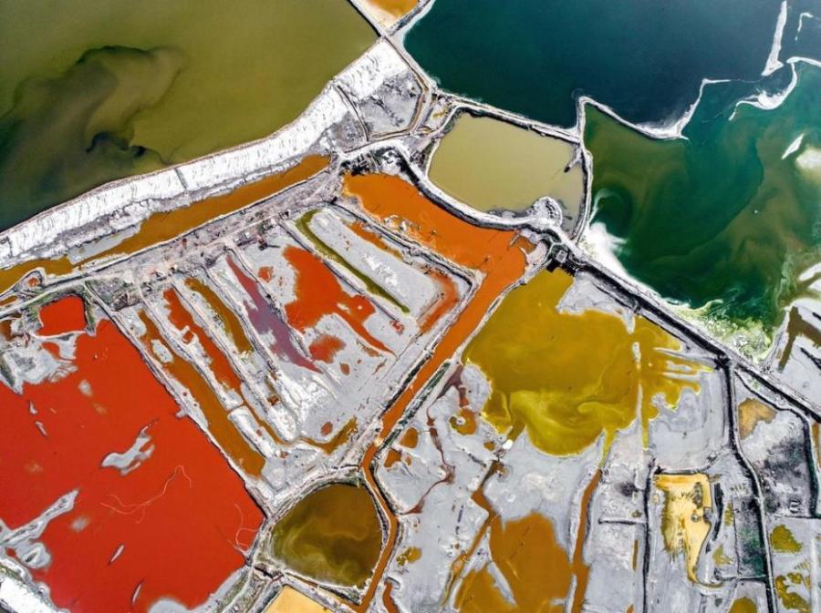 Aerial photo shows the colorful Salt Lake in Yuncheng City, north China\'s Shanxi Province. The lake has different colors as the water density changes. (Photo/IC)