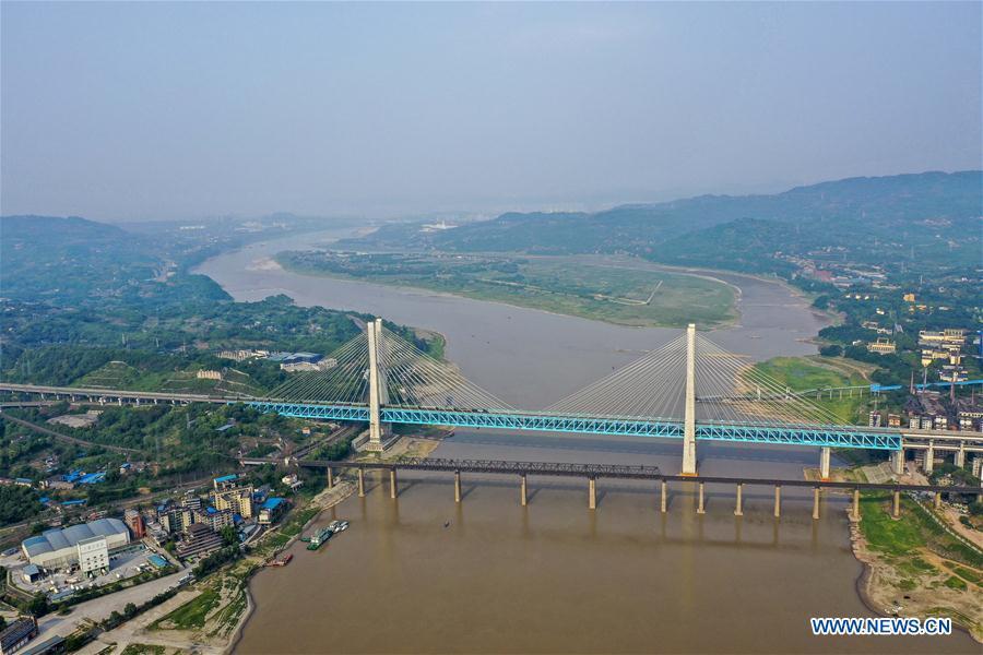 Aerial photo taken on April 23, 2019 shows the previous (Front) and the new Baishatuo Yangtze River railway bridge in Jiangjin of southwest China\'s Chongqing Municipality. The previous Baishatuo Yangtze River railway bridge, completed in 1959, will stop service after April 24. All trains will run on the new double decker steel truss cable stay railway bridge after that day. The new bridge has 4 tracks on the upper deck for passenger trains with a designed speed of 200 kilometers per hour and 2 tracks on the lower deck for cargo trains with the designed speed of 120 kilometers per hour. (Xinhua/Liu Chan)