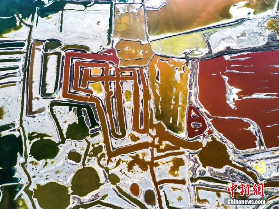 Aerial photo shows the colorful Salt Lake in Yuncheng City, north China\'s Shanxi Province. The lake has different colors as the water density changes. (Photo/IC)