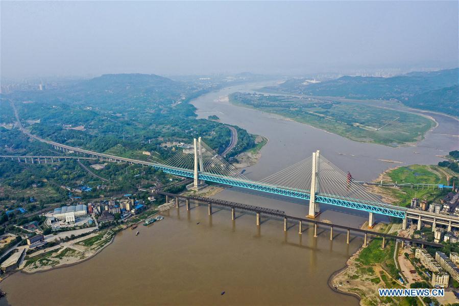 Aerial photo taken on April 23, 2019 shows the previous (Front) and the new Baishatuo Yangtze River railway bridge in Jiangjin of southwest China\'s Chongqing Municipality. The previous Baishatuo Yangtze River railway bridge, completed in 1959, will stop service after April 24. All trains will run on the new double decker steel truss cable stay railway bridge after that day. The new bridge has 4 tracks on the upper deck for passenger trains with a designed speed of 200 kilometers per hour and 2 tracks on the lower deck for cargo trains with the designed speed of 120 kilometers per hour. (Xinhua/Liu Chan)