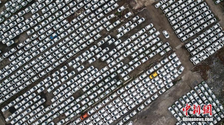 An aerial view of nearly 3000 new energy cars parked near the Qiantang River in Hangzhou City, East China\'s Zhejiang Province, April 24, 2019. The cars previously used in car sharing services have already become obsolete. (Photo: China News Service/Zhang Yang)