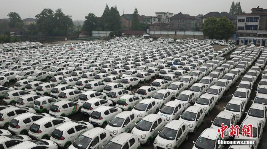 An aerial view of nearly 3000 new energy cars parked near the Qiantang River in Hangzhou City, East China\'s Zhejiang Province, April 24, 2019. The cars previously used in car sharing services have already become obsolete. (Photo: China News Service/Zhang Yang)