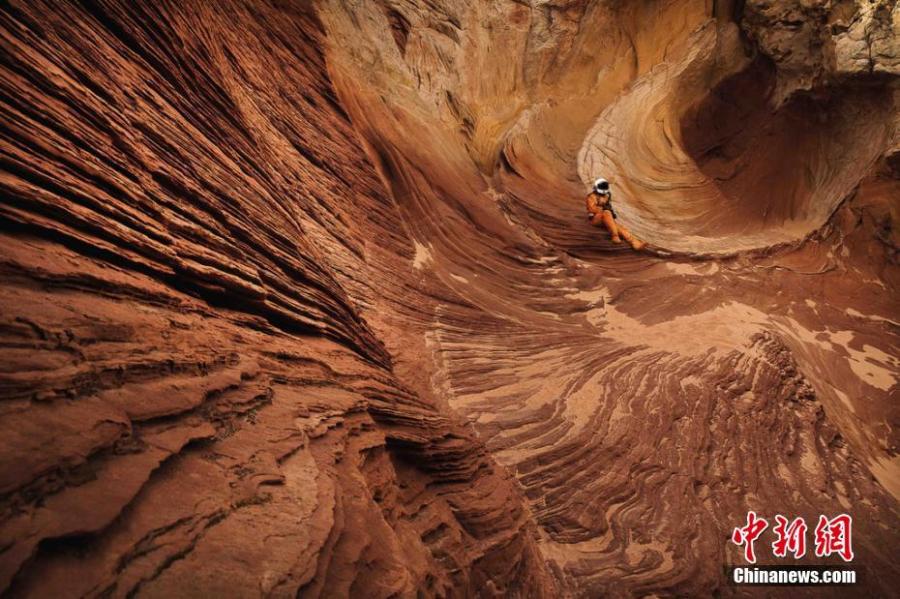 Andrew Studers\' drone photographs of model Kyle Hague in a spacesuit walking through the remote deserts of Arizona and Utah lend the appearance of the Martian landscape. The complete absence of vegetation and the dim ochre dunes make this stretch of American countryside strikingly reminiscent of the red planet. (Photo/IC)