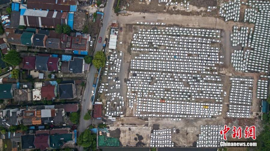 An aerial view of nearly 3000 new energy cars parked near the Qiantang River in Hangzhou City, East China\'s Zhejiang Province, April 24, 2019. The cars previously used in car sharing services have already become obsolete. (Photo: China News Service/Zhang Yang)