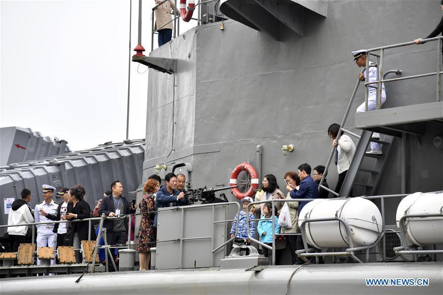 Visitors are seen on Royal Thai Navy frigate HTMS Bangpakong during a warship open day event in Qingdao, east China\'s Shandong Province, April 24, 2019. A warship open day event was held on Wednesday in Qingdao, as part the multinational naval events marking the 70th founding anniversary of PLA Navy. (Xinhua/Guo Xulei)