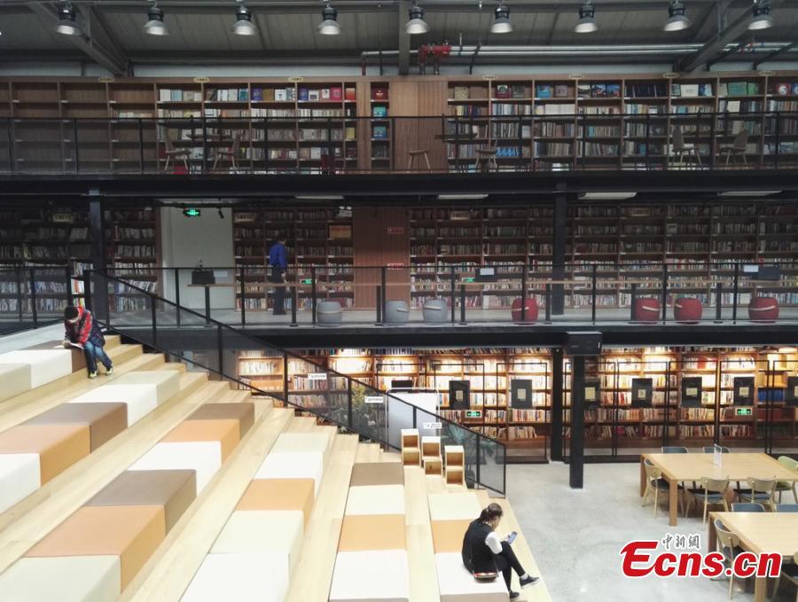 A book storage service opens in Xicheng District, Beijing, on April 23, which is celebrated as World Book Day. The district has transformed the former Honglou Cinema, a two-story building with a history of 70 years, into a bookstore and public library after four years of renovation, allowing readers to keep their cherished books there. This is the first such service in China.  (Photo/IC)
