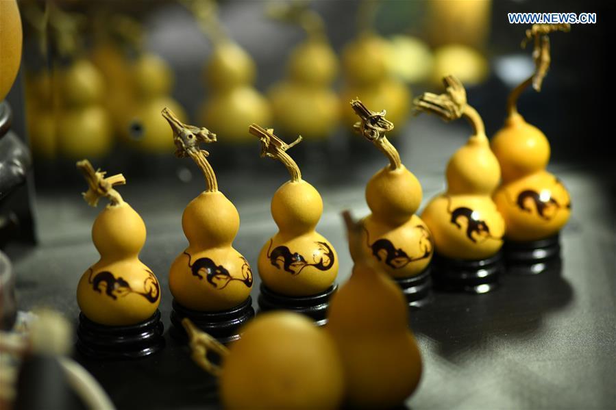 Cucurbit pyrography works created by craftsman Liu Chunpu are seen at a studio in Yuhua District of Shijiazhuang, north China\'s Hebei Province, April 23, 2019. Liu Chunpu, a staff member of Hebei Normal University, has devoted himself in cucurbit pyrography for more than 40 years. (Xinhua/Xu Jianyuan)