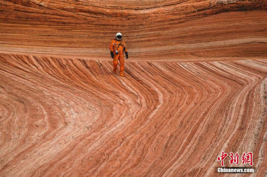 Andrew Studers\' drone photographs of model Kyle Hague in a spacesuit walking through the remote deserts of Arizona and Utah lend the appearance of the Martian landscape. The complete absence of vegetation and the dim ochre dunes make this stretch of American countryside strikingly reminiscent of the red planet. (Photo/IC)