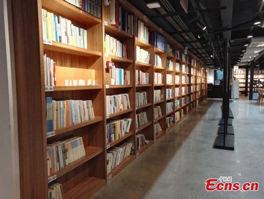 A book storage service opens in Xicheng District, Beijing, on April 23, which is celebrated as World Book Day. The district has transformed the former Honglou Cinema, a two-story building with a history of 70 years, into a bookstore and public library after four years of renovation, allowing readers to keep their cherished books there. This is the first such service in China.  (Photo/IC)