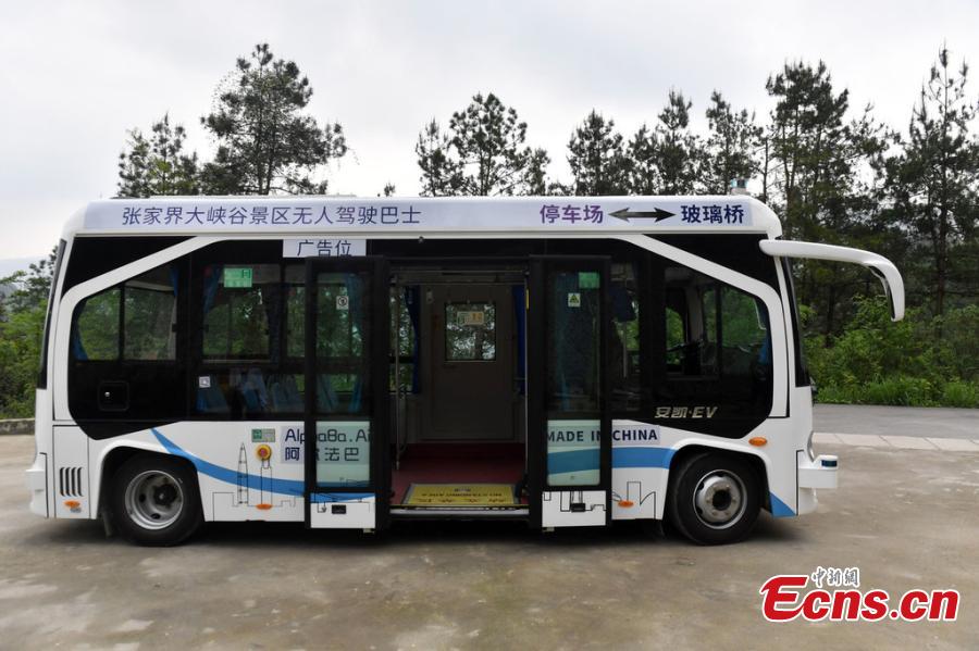 Photo shows the automated bus in the Grand Canyon scenic area in Zhangjiajie, Hunan Province, on April 24, 2019. The scenic area will offer the self-driving bus service, which can carry 25 people and reach a speed of up to 40 kilometers per hour.  (Photo/IC)