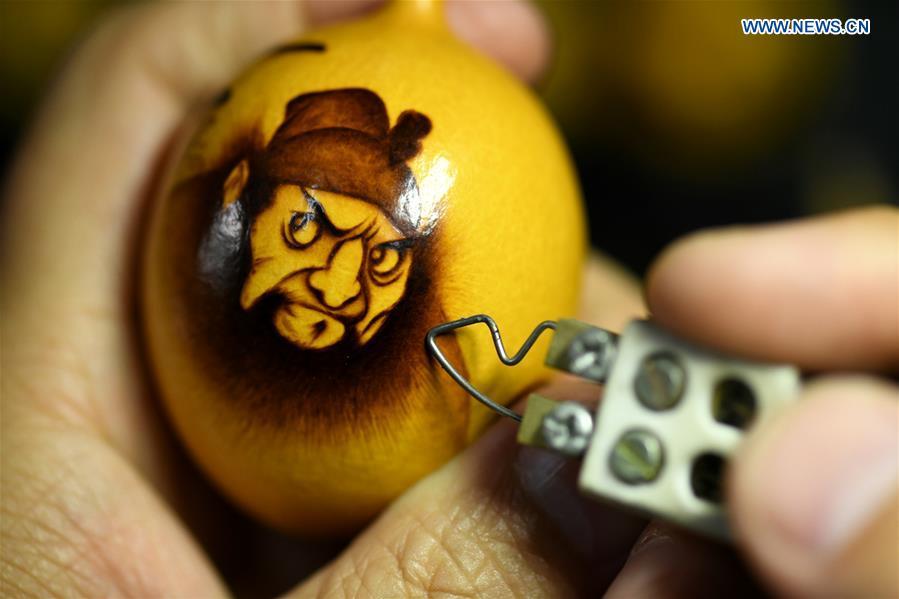 Cucurbit pyrography works created by craftsman Liu Chunpu are seen at a studio in Yuhua District of Shijiazhuang, north China\'s Hebei Province, April 23, 2019. Liu Chunpu, a staff member of Hebei Normal University, has devoted himself in cucurbit pyrography for more than 40 years. (Xinhua/Xu Jianyuan)