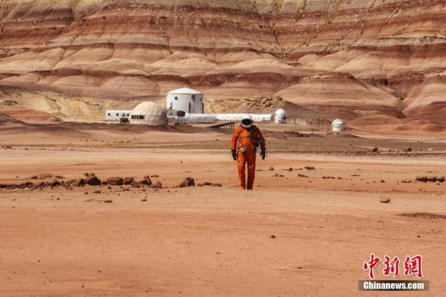 Andrew Studers\' drone photographs of model Kyle Hague in a spacesuit walking through the remote deserts of Arizona and Utah lend the appearance of the Martian landscape. The complete absence of vegetation and the dim ochre dunes make this stretch of American countryside strikingly reminiscent of the red planet. (Photo/IC)