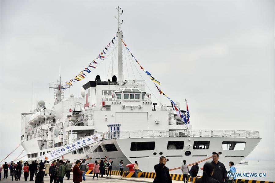 Visitors view hospital ship Peace Ark of the Chinese People\'s Liberation Army (PLA) Navy during a warship open day event in Qingdao, east China\'s Shandong Province, April 24, 2019. A warship open day event was held on Wednesday in Qingdao, as part the multinational naval events marking the 70th founding anniversary of PLA Navy. (Xinhua/Guo Xulei)