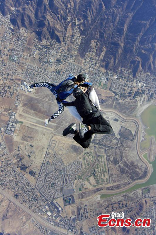 Timur Faridovich Gareyev is pictured skydiving while holding a chess board. 31-year-old Timur is a chess player from Tashkent, Uzbekistan. He is also an experienced skydiver with 150 jumps under his belt. He jumped from the aircraft wearing a chequered jumpsuit with the chess pieces fixed onto the board on his way to contest a San Diego Chess Open in California. (Photo/IC)