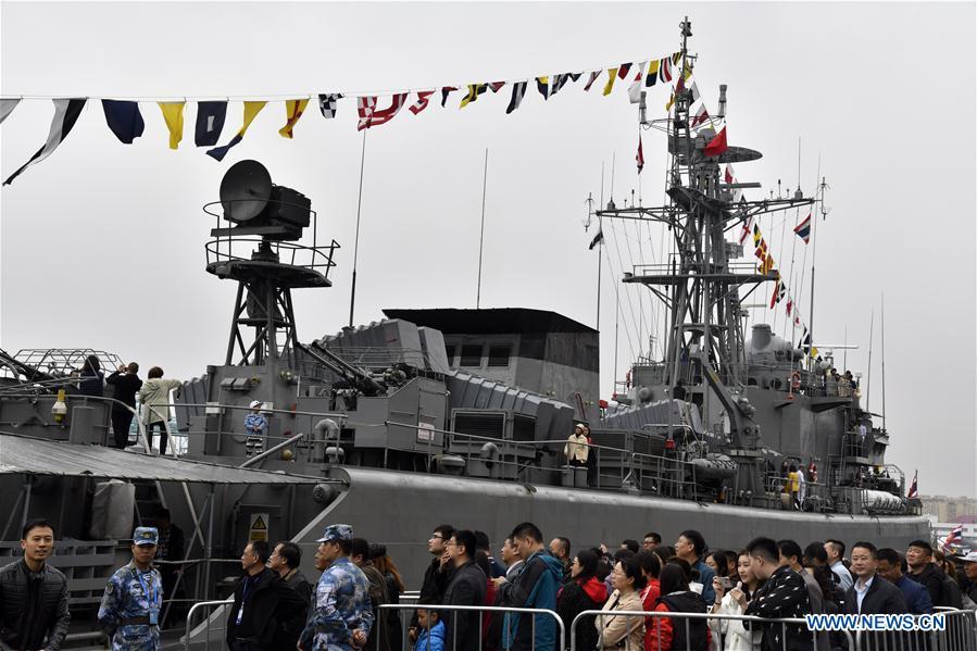 Visitors view Royal Thai Navy frigate HTMS Bangpakong during a warship open day event in Qingdao, east China\'s Shandong Province, April 24, 2019. A warship open day event was held on Wednesday in Qingdao, as part the multinational naval events marking the 70th founding anniversary of PLA Navy. (Xinhua/Guo Xulei)