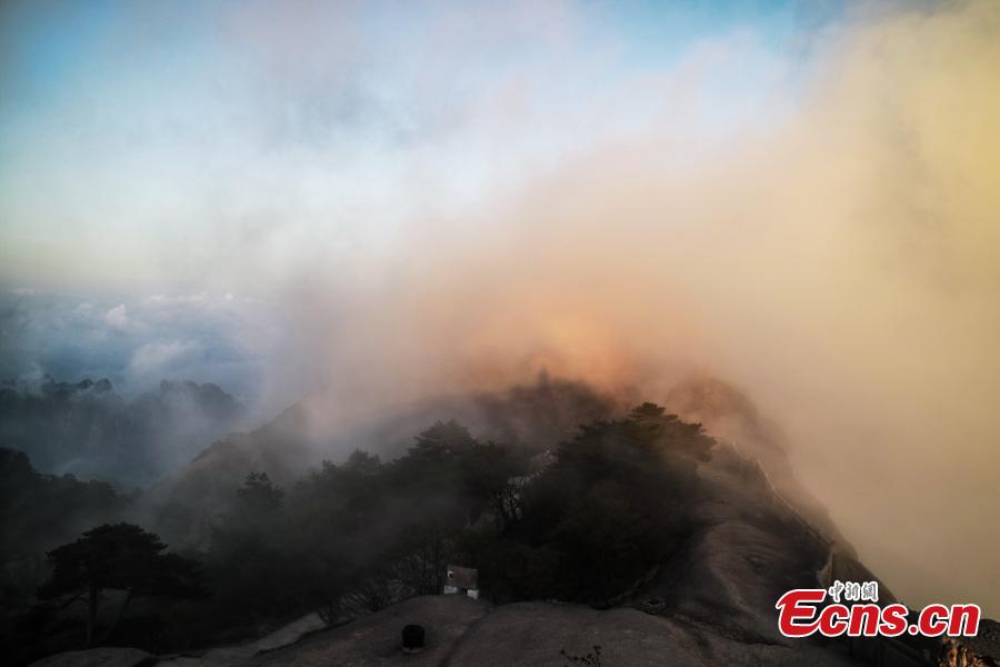 The spectacular view of Mt. Huang scenic area in Anhui Province. After several rainy and foggy days, the UNESCO world heritage site once again offers views of the clouds from above, known as the Sea of Clouds. (Photo: China News Service/Li Jingang)