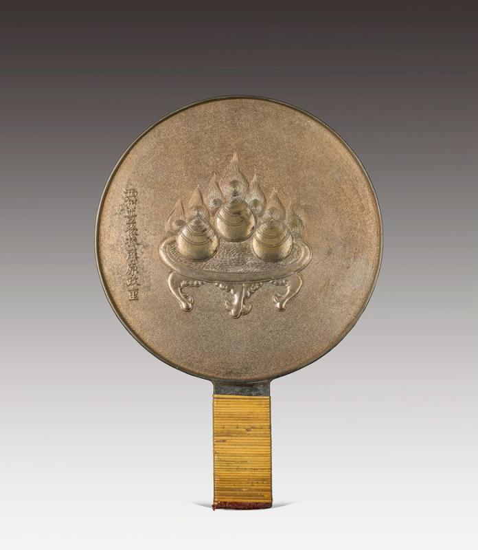 Bronze mirrors bearing intricate carved patterns on the back once played a major role in the daily life of the Chinese and the Japanese. (Photo provided to chinadaily.com.cn)