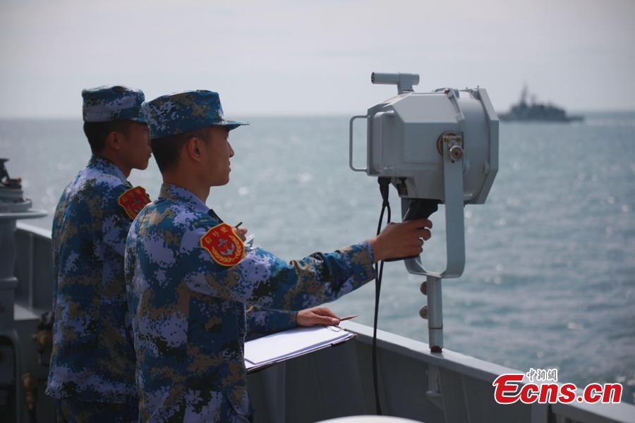 Chinese officers participate in a joint naval exercise on the sea off Qingdao, east China\'s Shandong Province, on April 26, 2019. China conducted a joint naval exercise with Southeast Asian countries in Qingdao, with focus on jointly handling maritime emergency rescues. （Photo: China News Service/Li Chun）