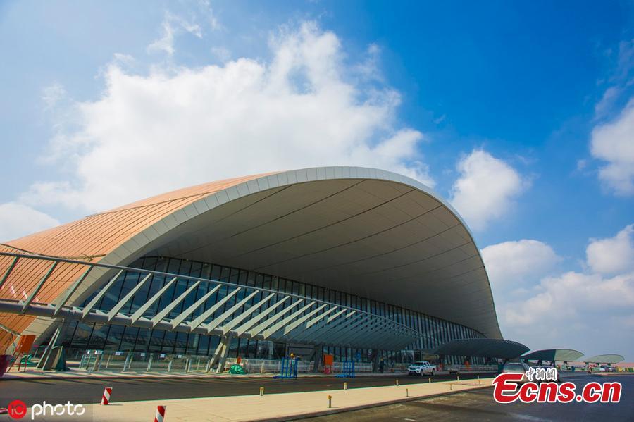 Photo taken on April 26, 2019 shows a view of the inside of the Beijing Daxing International Airport, which will begin operations before the end of September. The new airport sits at the junction of Beijing\'s southern Daxing District and Langfang, a city in Hebei Province. It is expected to handle 45 million passengers annually by 2021 and 72 million by 2025. (Photo/IC)