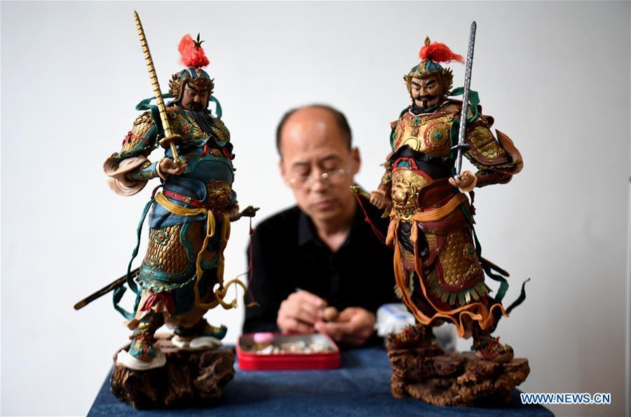 Chen Hailiang makes dough sculpture in Yongqing County, north China\'s Hebei Province, April 28, 2019. Chen Hailiang, 52, is a folk artist of dough sculpture in Yongqing County. He started learning dough sculpture making when he was young and won prizes for his unique style. (Xinhua/Wang Xiao)