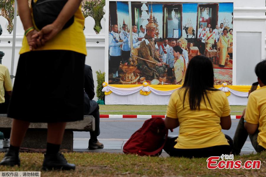 People watch a screening of King Maha Vajiralongkorn being crowned during his coronation in Bangkok, Thailand, May 4, 2019. King Vajiralongkorn, 66, became constitutional monarch after the death of his revered father, King Bhumibol Adulyadej, in October 2016 after 70 years on the throne. (Photo/Agencies)