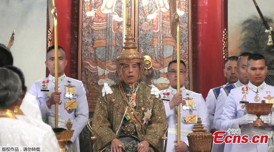 Thailand\'s King Maha Vajiralongkorn is crowned during his coronation in Bangkok, Thailand, May 4, 2019 in this still image taken from TV footage. King Vajiralongkorn, 66, became constitutional monarch after the death of his revered father, King Bhumibol Adulyadej, in October 2016 after 70 years on the throne. (Photo/Agencies)