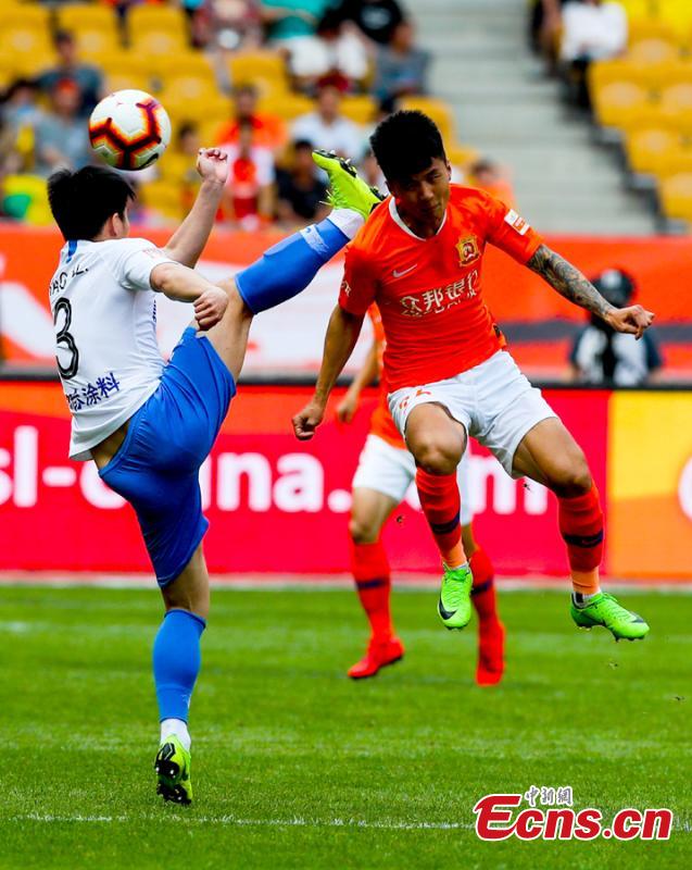 Players compete in a Chinese Super League match between Wuhan Zall and Tianjin TEDA in Wuhan City, Central China’s Hubei Province, May 4, 2019. Struggling Wuhan Zall stumbled to 1-1 draw with Tianjin TEDA, five games without a win. (Photo: China News Service/Zhang Chang)