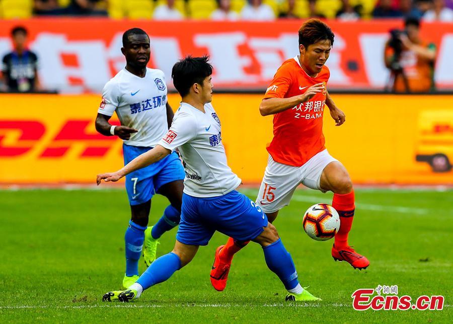 Players compete in a Chinese Super League match between Wuhan Zall and Tianjin TEDA in Wuhan City, Central China’s Hubei Province, May 4, 2019. Struggling Wuhan Zall stumbled to 1-1 draw with Tianjin TEDA, five games without a win. (Photo: China News Service/Zhang Chang)