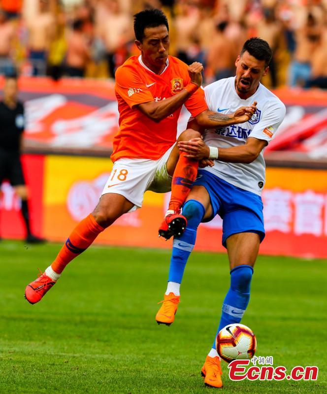 Players compete in a Chinese Super League match between Wuhan Zall and Tianjin TEDA in Wuhan City, Central China’s Hubei Province, May 4, 2019. Struggling Wuhan Zall stumbled to 1-1 draw with Tianjin TEDA, five games without a win. (Photo: China News Service/Zhang Chang)