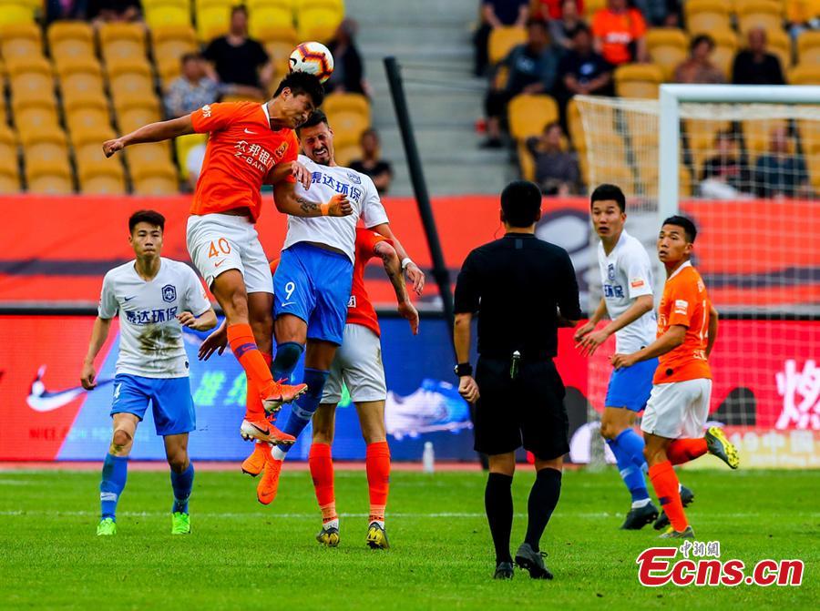 Players compete in a Chinese Super League match between Wuhan Zall and Tianjin TEDA in Wuhan City, Central China’s Hubei Province, May 4, 2019. Struggling Wuhan Zall stumbled to 1-1 draw with Tianjin TEDA, five games without a win. (Photo: China News Service/Zhang Chang)
