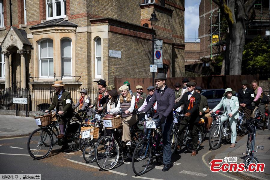 Participants stop at a crossing as they take part in the annual Tweed Run across London, Britain May 4, 2019.  (Photo/Agencies)