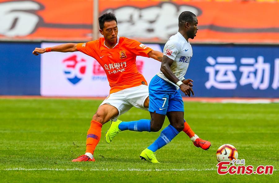 Players compete in a Chinese Super League match between Wuhan Zall and Tianjin TEDA in Wuhan City, Central China’s Hubei Province, May 4, 2019. Struggling Wuhan Zall stumbled to 1-1 draw with Tianjin TEDA, five games without a win. (Photo: China News Service/Zhang Chang)