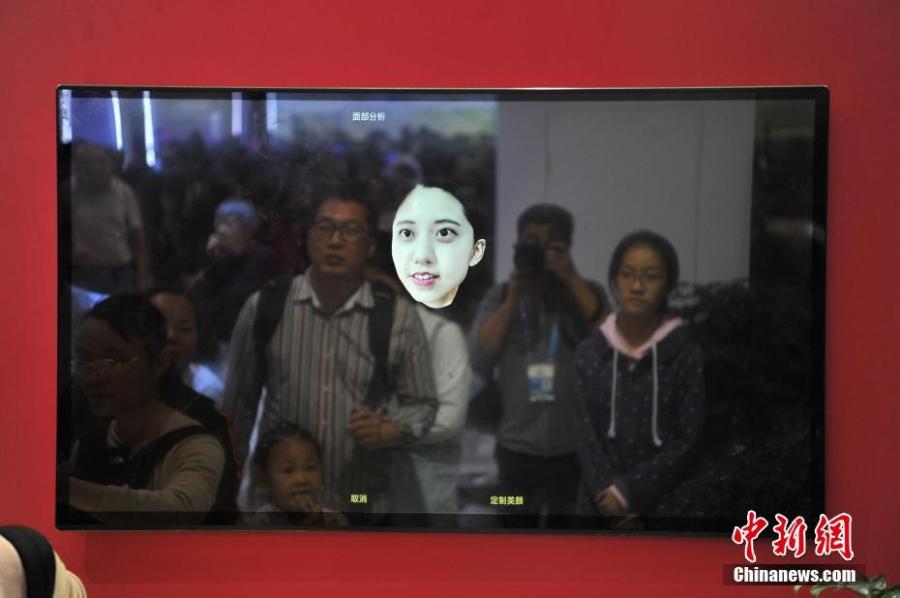 Visitors try out 3D face-reconstruction technology at the second Digital China Summit in Fuzhou, Fujian Province, May 6, 2019. (Photo: China News Service/Zhang Bin)