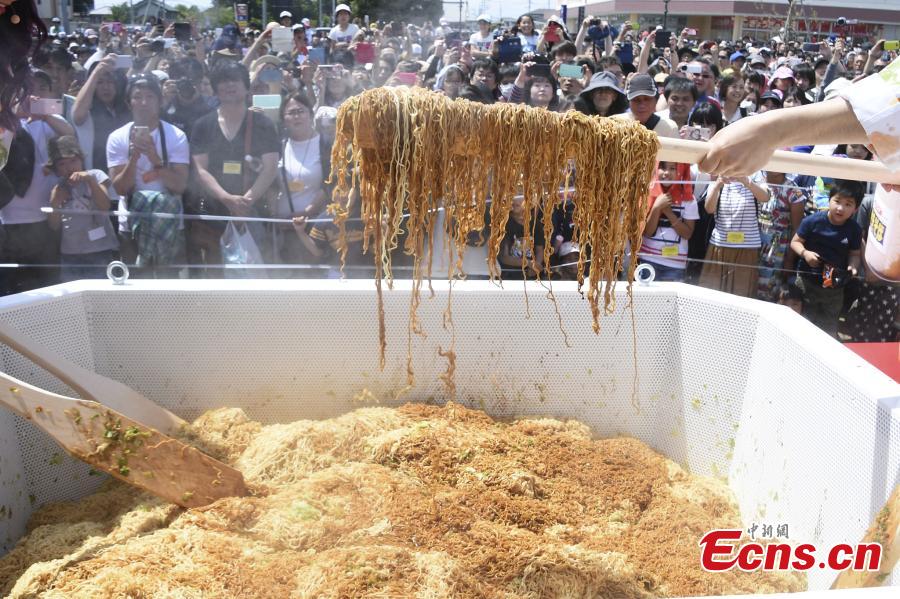 A giant box of instant noodles served to 579 people was cooked up to set the Guinness World Record for the world\'s largest tasting of instant noodles, in Isesaki, Gunma Prefecture, north of Tokyo,  May 5, 2019. (Photo/VCG)