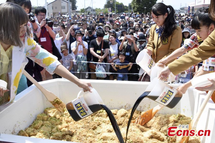A giant box of instant noodles served to 579 people was cooked up to set the Guinness World Record for the world\'s largest tasting of instant noodles, in Isesaki, Gunma Prefecture, north of Tokyo,  May 5, 2019. (Photo/VCG)