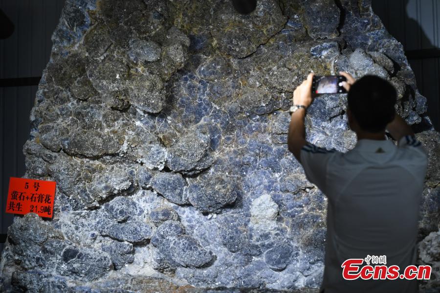 A collection of mineral crystals stored in a warehouse in Kunming City, Southwest China\'s Yunnan Province, May 6, 2019. The owner, Mr. Tang, said the mineral crystals were of various shapes and were from the province\'s Weishan Yi and Hui Autonomous County, with the biggest one weighing 52.6 tons. (Photo: China News Service/Ren Dong)