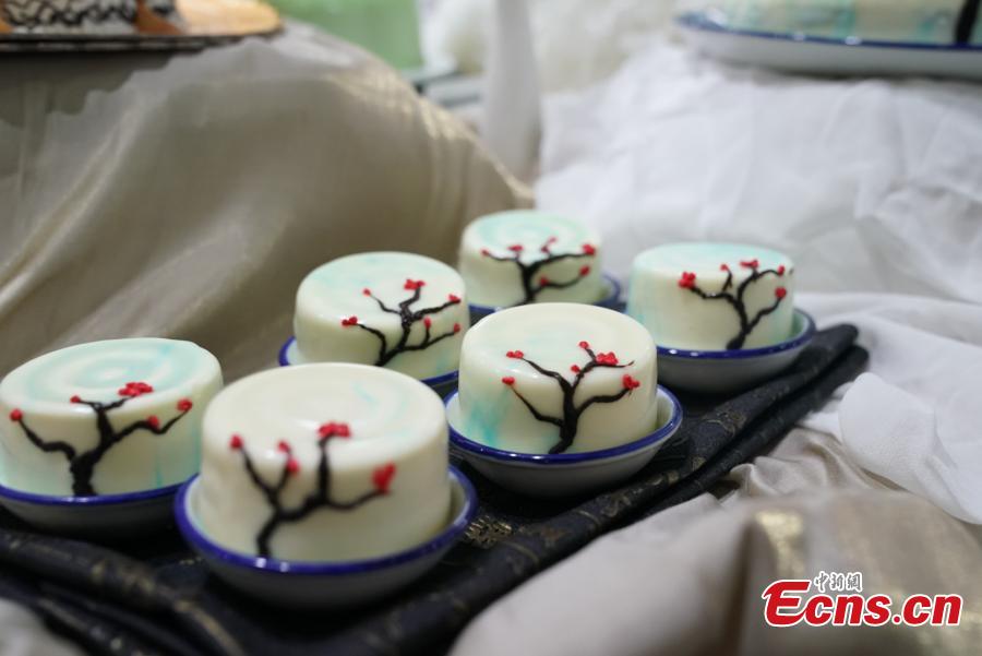 Participants compete in the 20th National Baking Skills Competition held at the Shanghai New International Expo Center, May 6, 2019. Eighty bakers from across the country took part in the competition organized by the China Association of Bakery and Confectionery Industry as well as other career guidance and industrial agencies. (Photo: China News Service/Wang Xin)