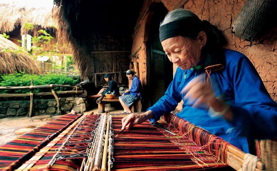 Weavers of the Li ethnic group make brocades in South China\'s Hainan Province.   (Photo provided to chinadaily.com.cn)