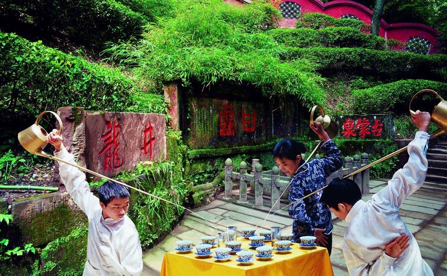 A tea ceremony at Ganlu Spring of Mount Mengshan in Ya\'an city, Sichuan Province.   (Photo provided to chinadaily.com.cn)